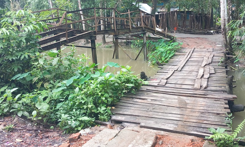 The bridge, which connects two union areas and serves as a vital route for schoolchildren and villagers, has become severely cracked and partially collapsed, posing serious risks to daily commuters. (Photo: V7N)